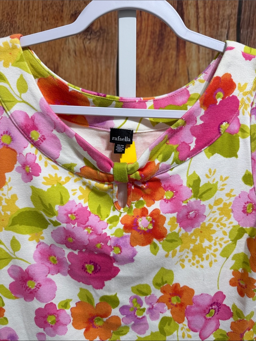 ๐จ(4/$10) Rafaella Colorful Keyhole Front Top Size M - Picture 2 of 3